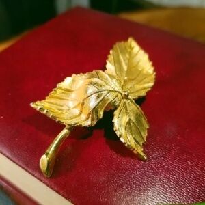 Vintage Gold tone Leaf Brooch